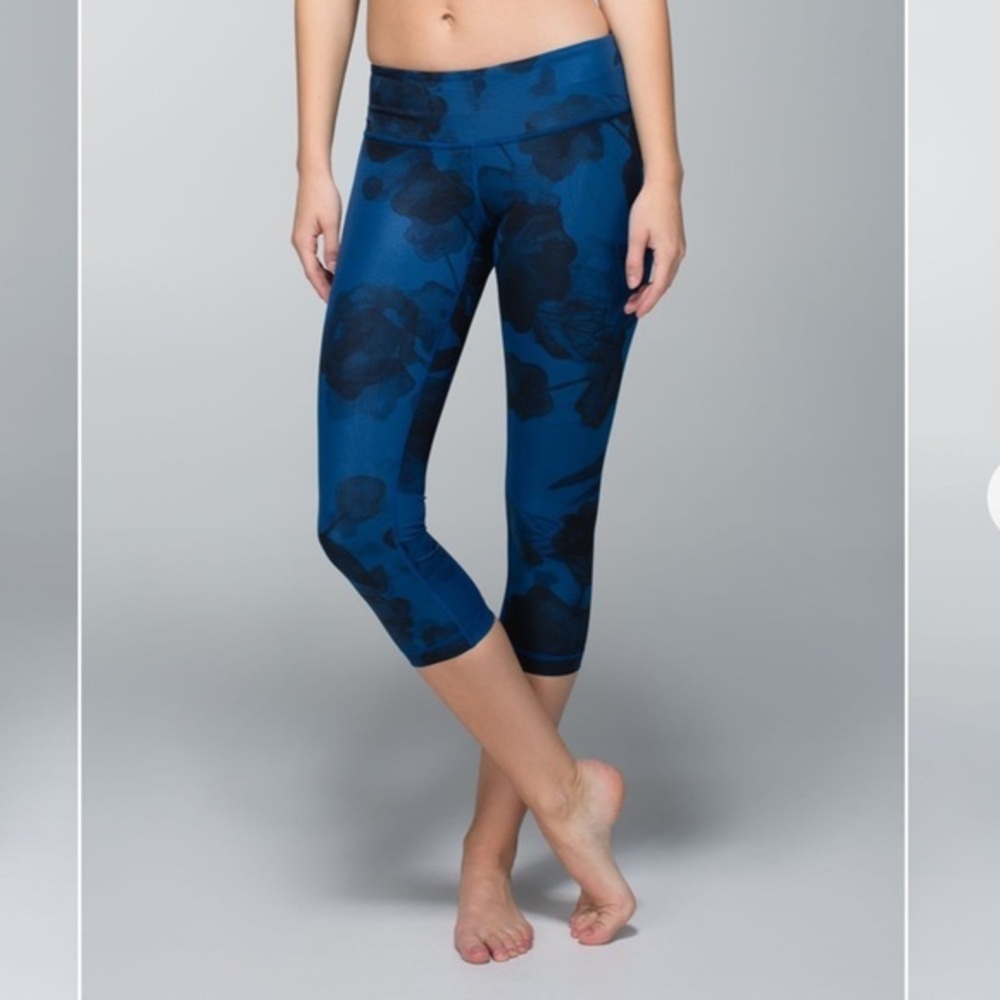 Lululemon Wunder under crop 11‎ luxtreme 2 jumbo inky floral